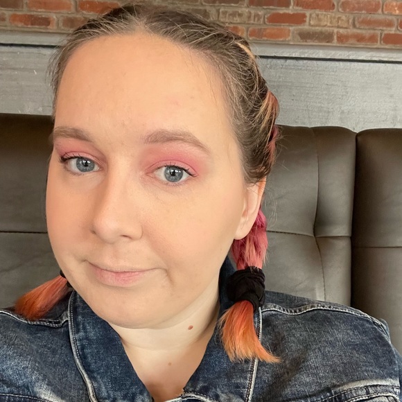 Meet Your Posher, Sarah! 🦄 - Picture 2 of 4
